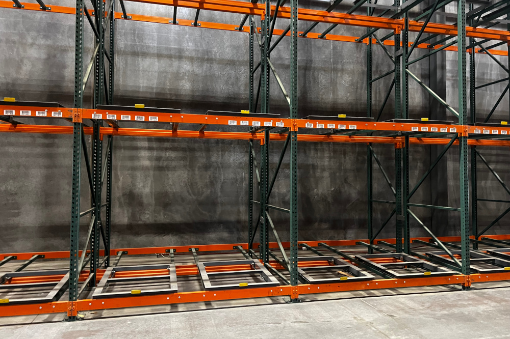 Pushback cart rails and pallet support assemblies