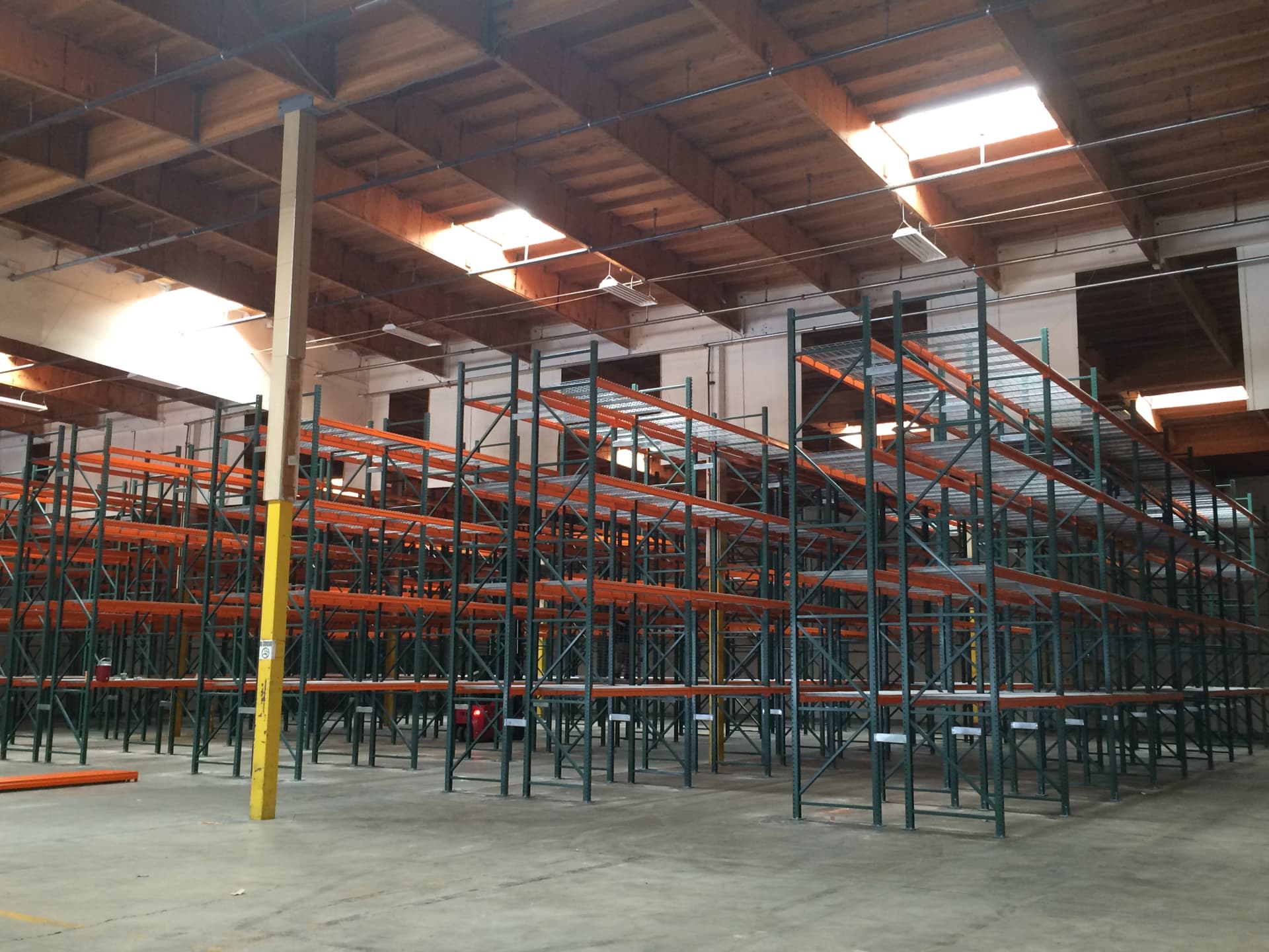 Pallet rack with wire decking